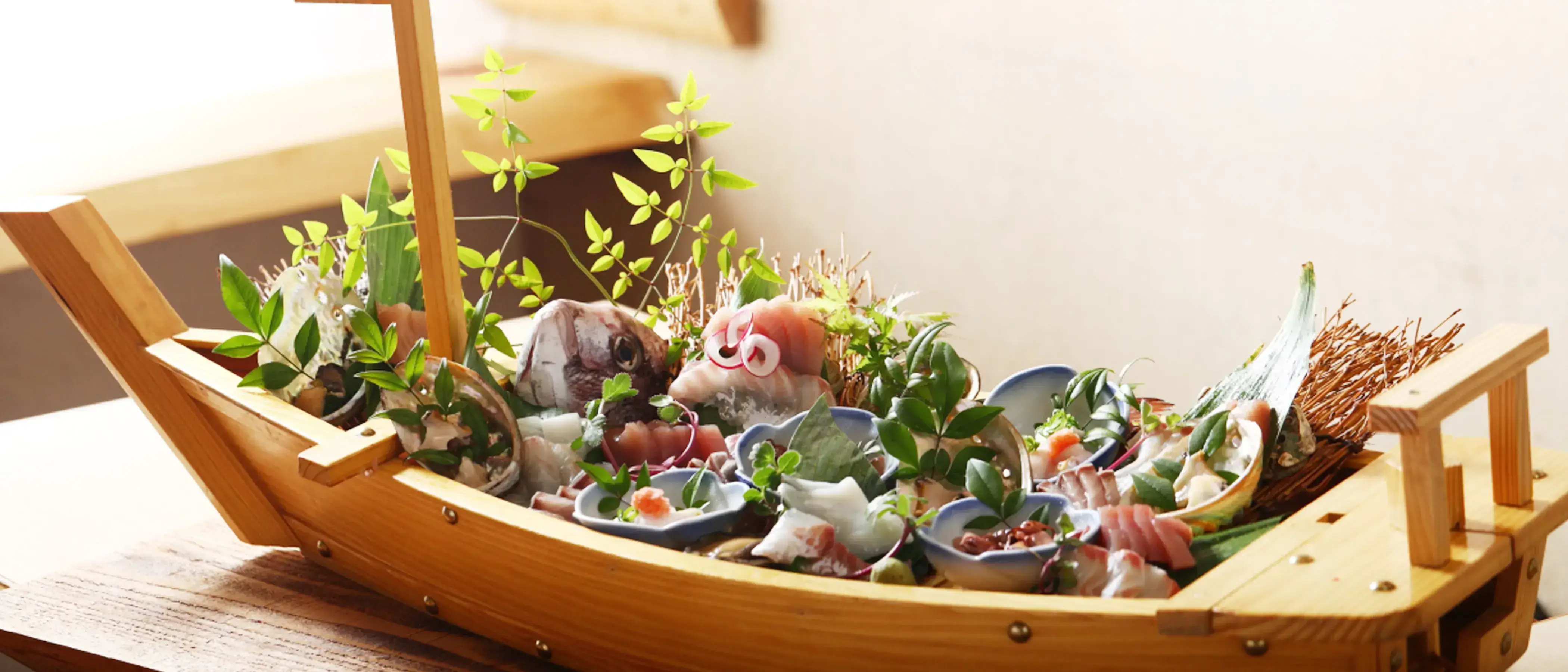 刺身の舟盛りお造りの画像