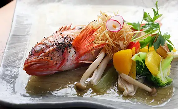 キンキ又はのど黒と野菜のガーリックオーブン焼きの画像