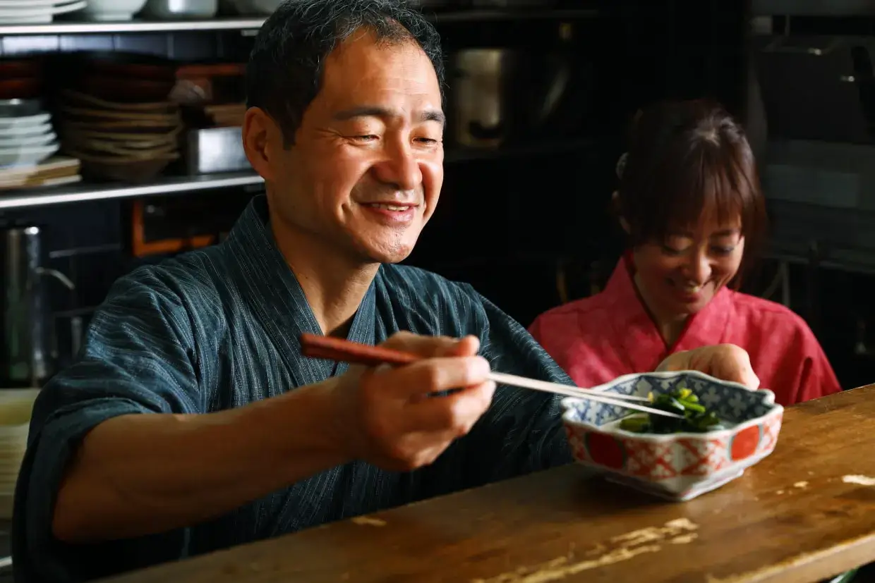 店主が料理の盛りつけをしている画像