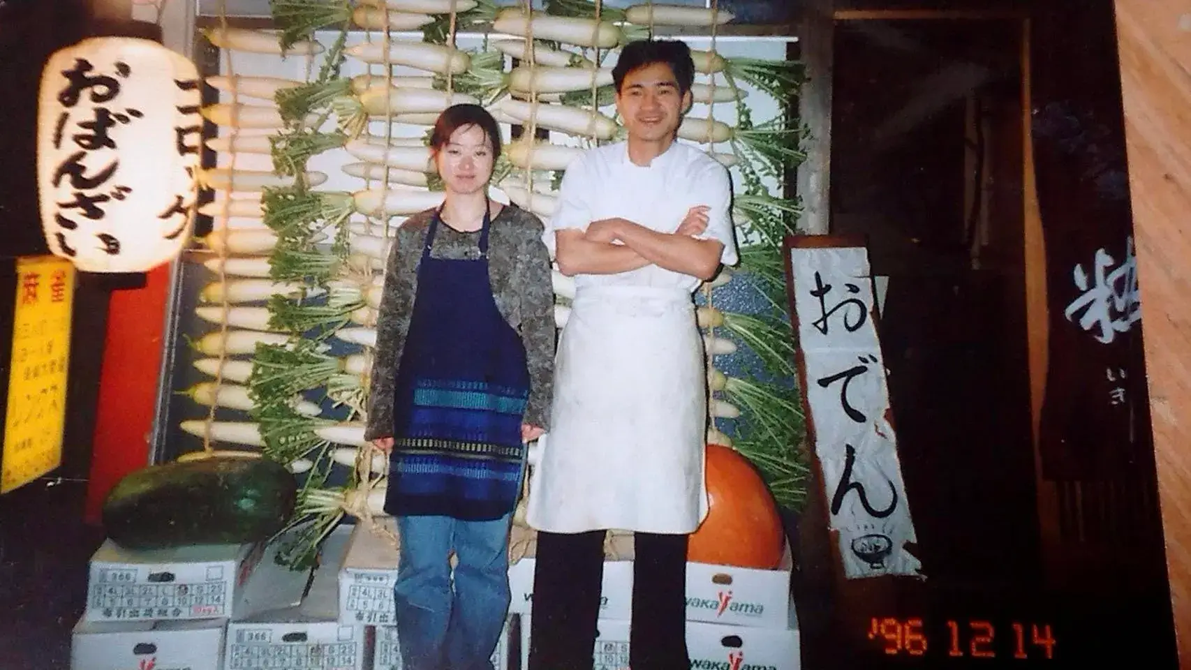 厨房で店主が料理をしている画像