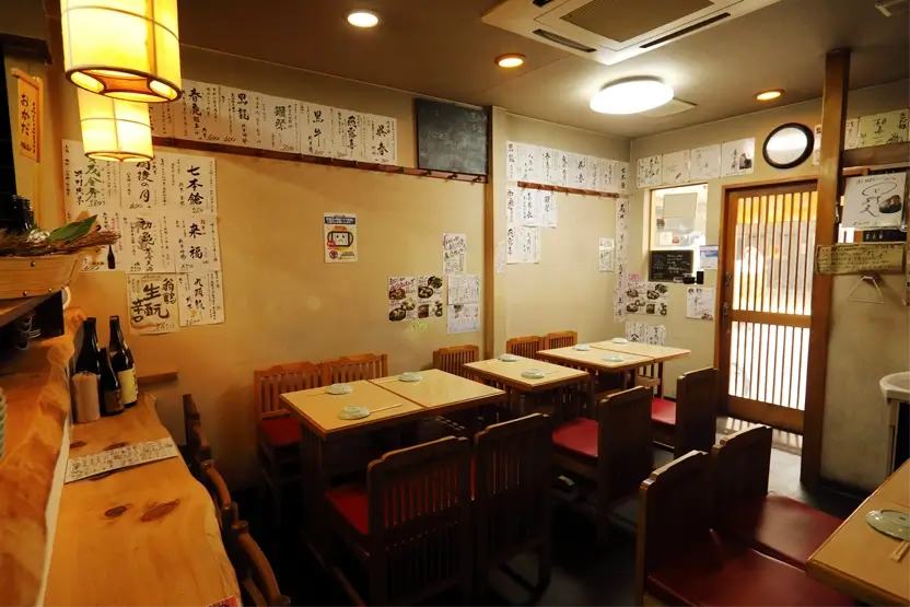 1階店内のテーブル席の画像